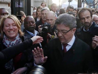 El candidato de Francia Insumisa, Jean Luc Melenchon, este domingo en París rodeado por la prensa.