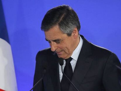 El candidato conservador François Fillon tras pedir el voto para Macron en Paris este domingo.