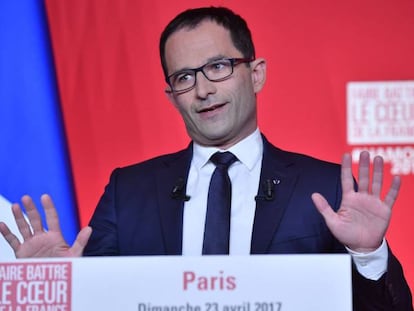 El candidato socialista Benoit Hamon da un discurso en Paris tras conocer su derrota en la primera vuelta de las elecciones presidenciales francesas.