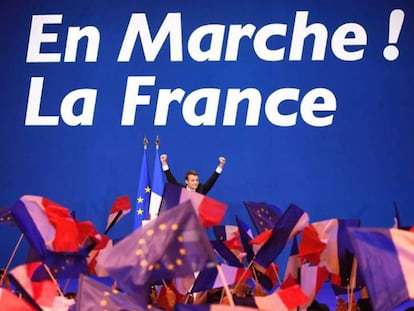 Emmanuel Macron celebra, este domingo en París, los resultados electorales. En el vídeo, el portavoz del presidente de la Comisión Europea, Margaritis Schinas.