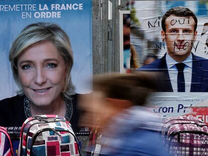 Carteles de publicidad electoral de Le Pen y Macron en un mercado de Bethune, este lunes.