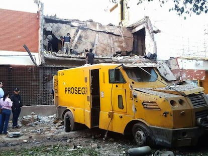 Restos de un blindado frente al edificio derruido de la sede de Prosegur en Ciudad del Este.