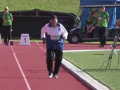 La centenaria india Man Kaur celebra su medalla de oro.