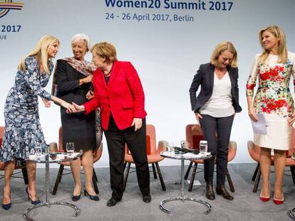 La asesora e hija del presidente estadounidense, Ivanka Trump, saluda a la canciller, Angela Merkel, ante la directora del Fondo Monetario Internacional y la minsitra de Exteriores de Canadá.