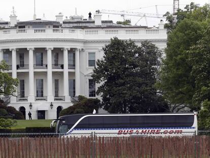 Un autobús llega este miércoles a la Casa Blanca con senadores para una inusual reunión sobre Corea del Norte. Vídeo: comparecencia del almirante Harry Harris. Manuel Balce Ceneta AP / REUTERS