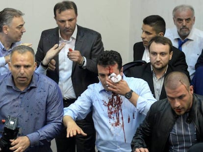 El líder socialdemócrata, Zoran Zaev, herido en la cabeza, es evacuado del Parlamento.