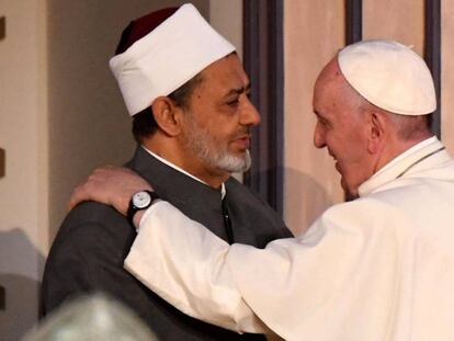 El papa Francisco saluda al jeque de Al Azharen, principal institución del islam suní, en Egipto.