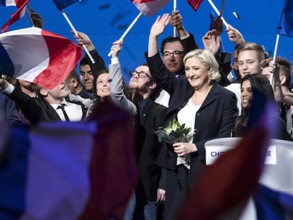 La líder del Frente Nacional, Marine Le Pen, se dirige a sus simpatizantes durante un mitin en Villepinte en el norte de París el 1 de mayo de 2017.