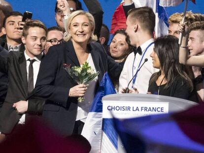 Le Pen, en un mitin en Villepinte en el norte de París. En vídeo, los discursos de Le Pen y Fillon superpuestos.