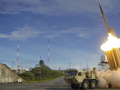 Esta imagen cedida por el Departamento de Defensa de los EE UU muestra el sistema antimisiles THAAD, desplegado en Corea del Sur. En vídeo, las reacciones de China.