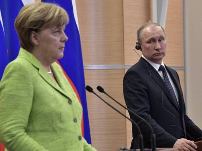 Angela Merkel y Vladímir Putin en una rueda de prensa tras su encuentro en Sochi este martes. ALEXEY NIKOLSKY EFE