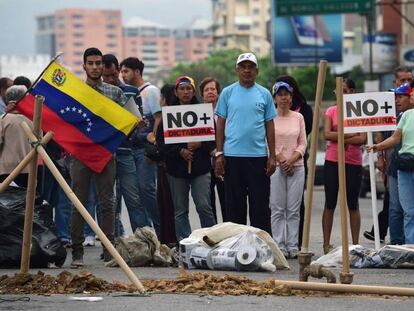 Bloqueo de una calle por opositores este martes, en Caracas.