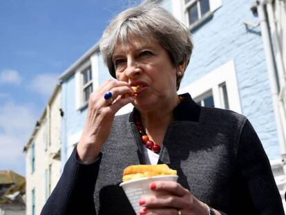 May come patatas fritas en un acto de campaña en Cornualles.
