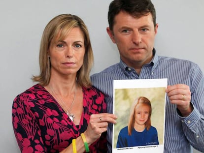 Kate y Gerry McCann posan con un retrato de cómo sería su hija Madeleine, en Londres en 2012.