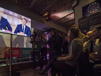 Seguidores del candidato presidencial socioliberal del movimiento En Marche !, en un bar de París.