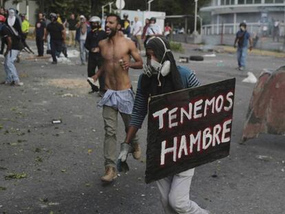 Manifestantes hoy en El Hatillo, al este de Caracas.