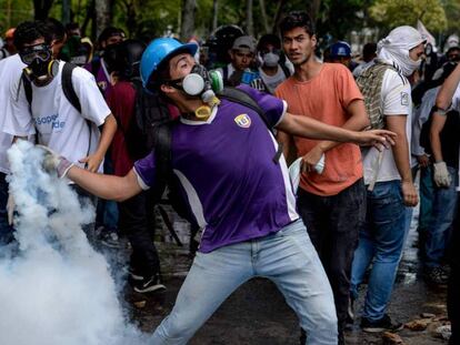 Estudiantes opositores hoy en Caracas.