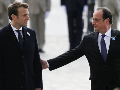 Macron junto a Hollande, esta mañana. En vídeo, los retos del presidente electo de Francia.