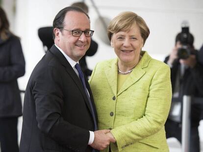 La canciller alemana, Angela Merkel, y el presidente francés, François Hollande, este lunes en Berlín.