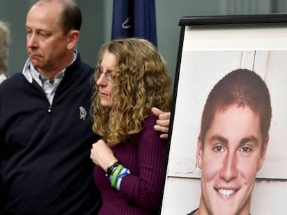 Los padres de Tim Piazza junto a un rostro del joven fallecido.