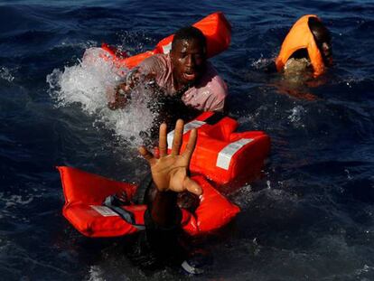 Les trucades prèvies al naufragi: “Sisplau, veniu, ens morim...”