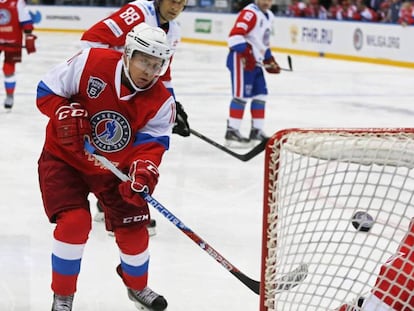 Putin juega un partido de hockey sobre hielo.