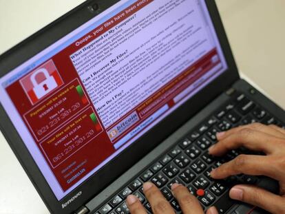 Un programador, este sábado en Taiwán.