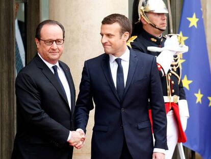 Hollande cumprimenta Macron