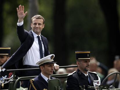 Emmanuel Macron saluda a la multitud mientras se dirige al Elíseo.