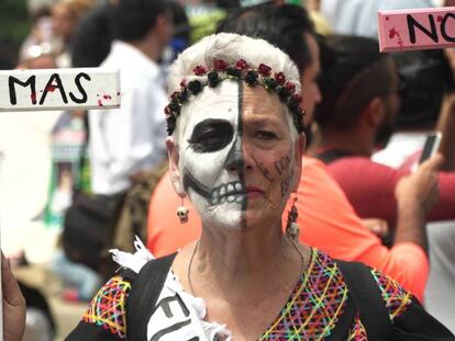 Madre de asesinado protesta durante el Día de la madre en Ciudad de México.