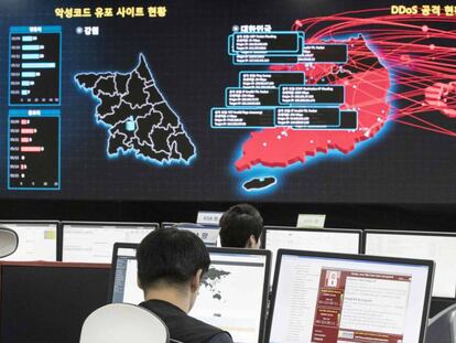 Foto de este lunes tomada en la agencia de seguridad informática de Corea del Sur, en Seúl. En vídeo, un experto de Symantec explica la investigación que lleva a sospechar de Corea del Norte.