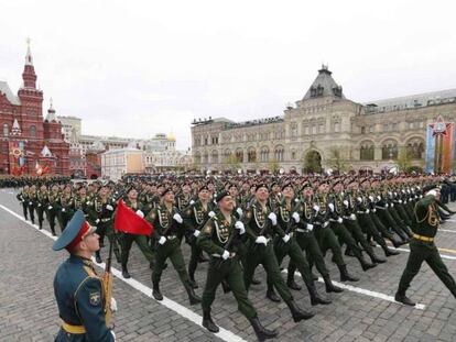 Soldados rusos desfilan el Día de la Victoria, el 9 de mayo en Moscú. En el vídeo, Rusia conmemora el 72 aniversario de la expulsión de las tropas nazis.