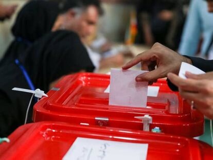Un hombre vota en las elecciones. Vídeo: Ángeles Espinosa analiza las elecciones en Irán.