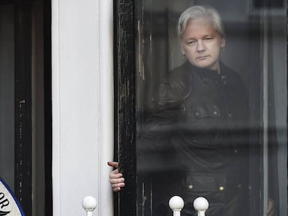 Assange, en el exterior de la Embajada de Ecuador en Londres, hoy.