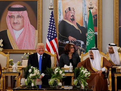 El rey Salmán de Arabia Saudí, sentado entre Donald Trump y Melania Trump.