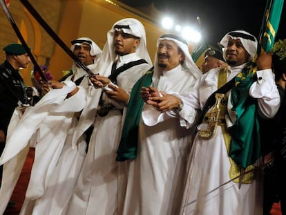 El rey Salman de Arabia Saudí recibe a Trump con una danza de bienvenida el sábado en Riad