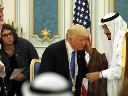 El rey Salman de Arabia Saudí condecora al presidente Donald Trump en Riad.