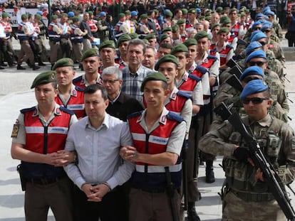 Los soldados acusados de participar en el golpe de Estado fallido llegan al juzgado de la cárcel de Sincan, en Ankara, este lunes.