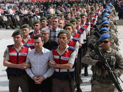 Los soldados acusados de participar en el golpe de Estado fallido llegan al juzgado de la cárcel de Sincan, en Ankara, este lunes.