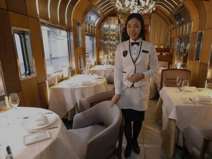 Una empleada del tren 'suite Shiki-shima', en el interior del exclusivo salón-comedor. En el vídeo, un recorrido por el tren.