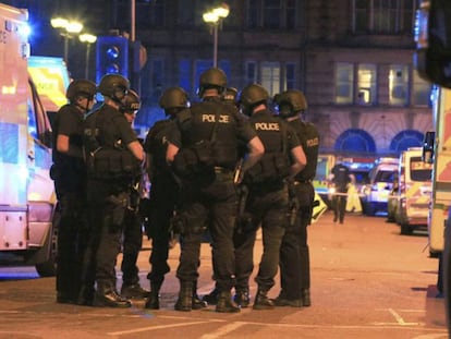 La policía, en las inmediaciones del Manchester Arena.