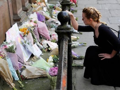 Una mujer deja flores por las víctimas del atentado en el Manchester Arena este martes.
