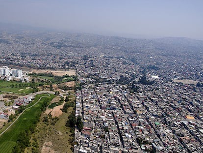 Vista aérea de la frontera entre la urbanización Bosque Real y Naucalpan