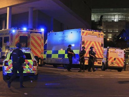 Pie de Foto: Policías británicos, en la noche del lunes en los alrededores del Manchester Arena.