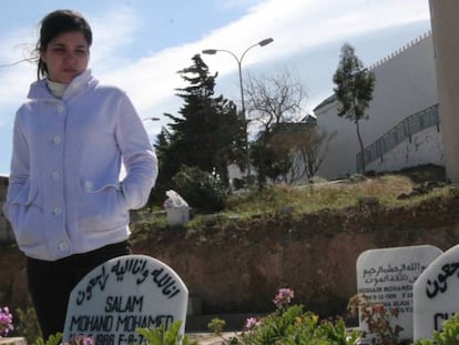 Fátima Mohamed, en 2009, en el cementerio de Melilla junto a la tumba de su novio.