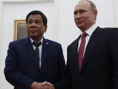 El presidente ruso, Vládimir Putin, estrecha la mano del mandatario filipino, Rodrigo Duterte, durante su reunión este martes en el Kremlin. En el vídeo, el portavoz del Gobierno filipino.