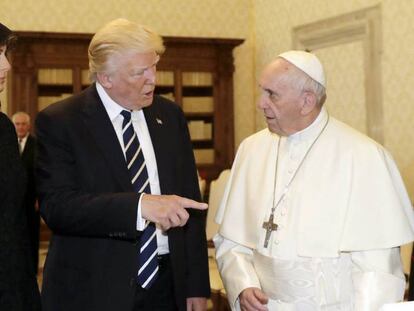 Donald Trump, y su mujer, Melania, se reúnen con el papa Francisco.