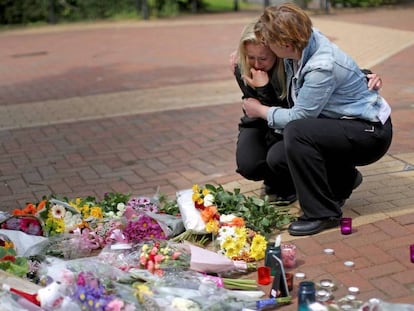 Dos mujeres dejan flores en Tarleton, donde vivía una de las víctimas mortales del atentado de Mánchester, este miércoles.