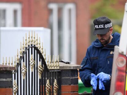 Un policía británico se pone unos guantes en frente de la casa donde residió Salmon Abedi, este miércoles en Mánchester.