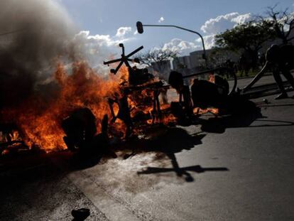 Barricada levantada durante las protestas contra Temer en Brasilia.